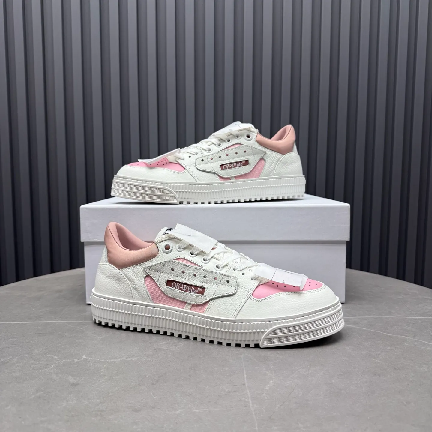 Men's shoes💰680 OFF WHITE ⚡️Couple style⚡️The latest spring style street casual shoes, released with the highest quality version on the market👊Series original mold opening, original lasting, production technology 1:1 original version➰🔜The best choice for more and more celebrities and Internet celebrities🔸In the classics Changes in the code🔸Innovate in the trend🔸Strive to break away from the shackles of bad street design🔝Although he is not the originator of fashion design, he is definitely a shining dark horse in avant-garde design🐴🆙Do not follow the trend🔅Not universal beauty🔅 Fabric💯First-layer cowhide Lining💯Imported skin-friendly and environmentally friendly polyester mesh Foot pads💯Original molded high-elastic environmentally friendly molding pads Midsole💯Made with original last-last technology Outsole💯Rubber outsole Packaging💯Official website synchronizes full set of packaging (brand wrapping paper, brand certificate, brand cloth bag) Code numbers 35-44, 45 46 Customized